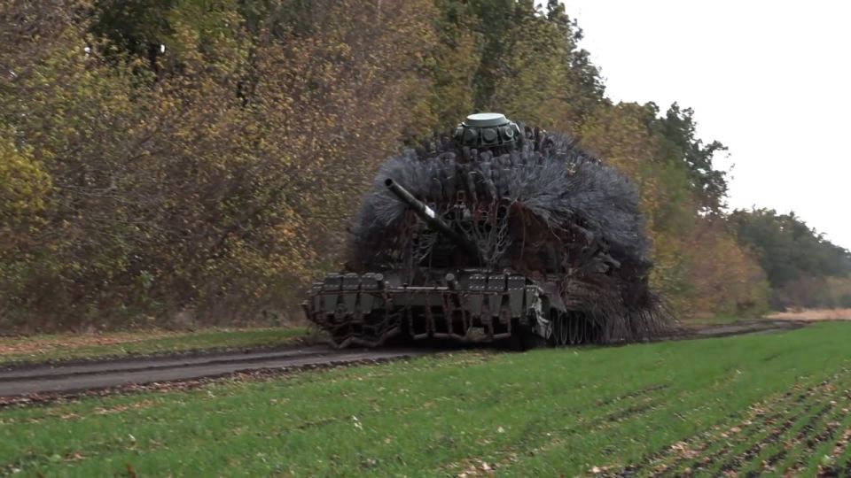 Работа боевого монстра в виде Т-80БВ ВС РФ в Днепропетровской области