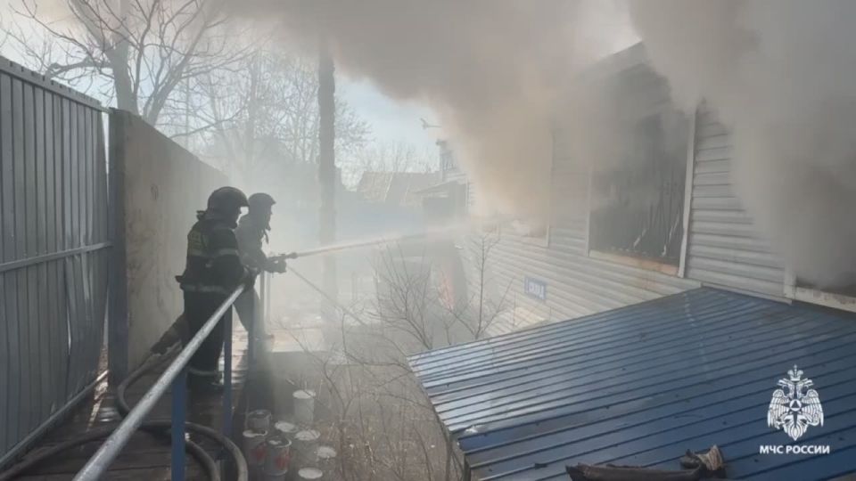 Пожарные ликвидируют возгорание автомагазина во Владивостоке