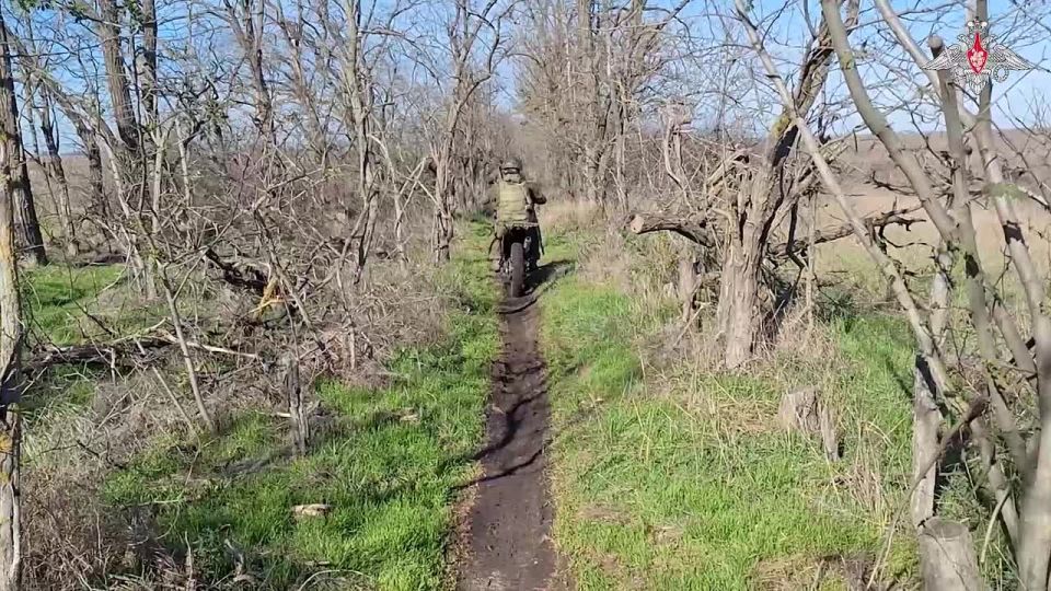 Минобороны России: Военнослужащие мотострелкового полка 58-й гвардейской общевойсковой армии группировки «Днепр» совершенствуют свою боевую выучку на одном из полигонов в Запорожской области