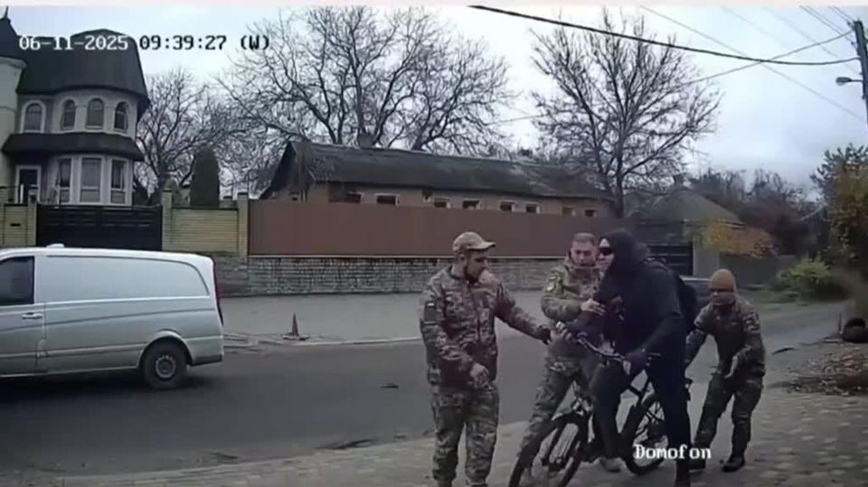 #бандеровская_оккупация: украинских мужчин тащат на фронт, потому что женщинам одним там скучно