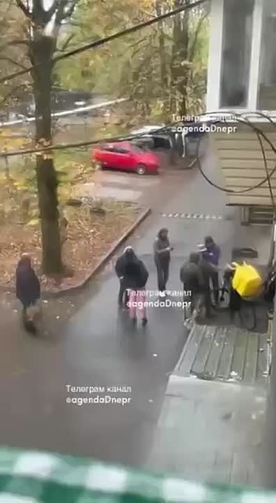 В Днепропетровске #людоловы вызвали курьера с доставкой, насильно мобилизовали его и забрали сумку с едой