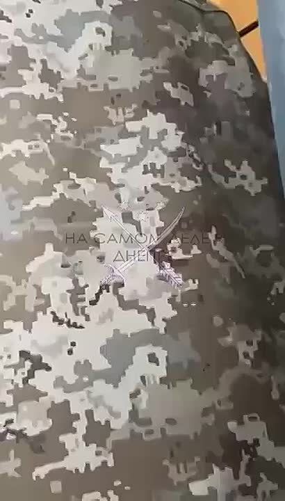 Видео задержания того мужчины, который вскрыл себе вены в Днепропетровском ТЦК