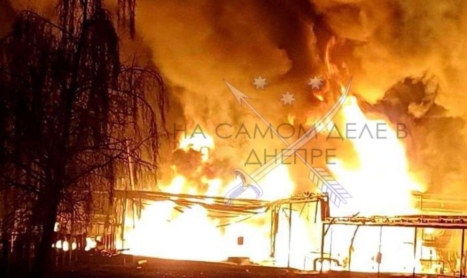 Подробнее о ночной атаке. Российские войска нанесли самый масштабный удар по украинской нефтегазовой и энергетической системе за весь период конфликта, охватив всю левобережную Украину