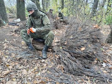Процесс изготовления системы защиты «Ёж» для танка Т-80БВ 5-й отдельной гвардейской танковой бригады группировки войск «Восток» на Днепропетровском направлении