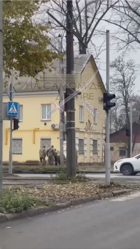 Толпа нелюдей в балаклавах скрутила парня возле ЮМЗ, чтобы он шел на убой вместо них