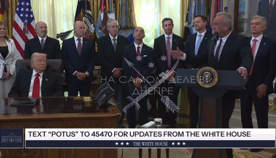 Всех помирил и спит. Трамп прилёг отдохнуть прямо во время мероприятия в Белом доме