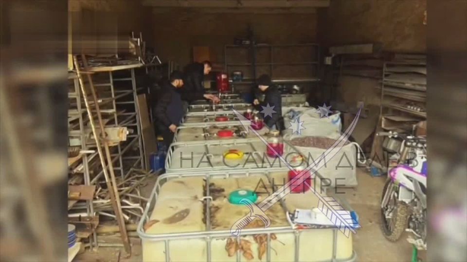 Грабят своих же. Начальник Службы военной техники и солдат батальона материального обеспечения в одной из частей на Днепропетровщине решили заработать, сливая дизель для ВСУ предпринимателям