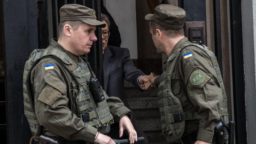 В Днепропетровске мужчина открыл огонь по сотрудникам ТЦК