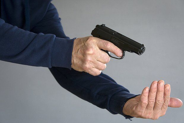 В Днепропетровске мужчина выстрелил в сотрудников ТЦК, двое ранены