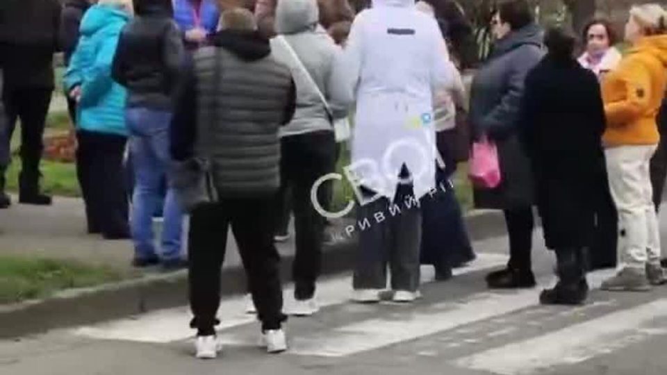 В Кривом Роге горожане перекрыли дорогу возле райадминистрации из-за отсутствия водоснабжения