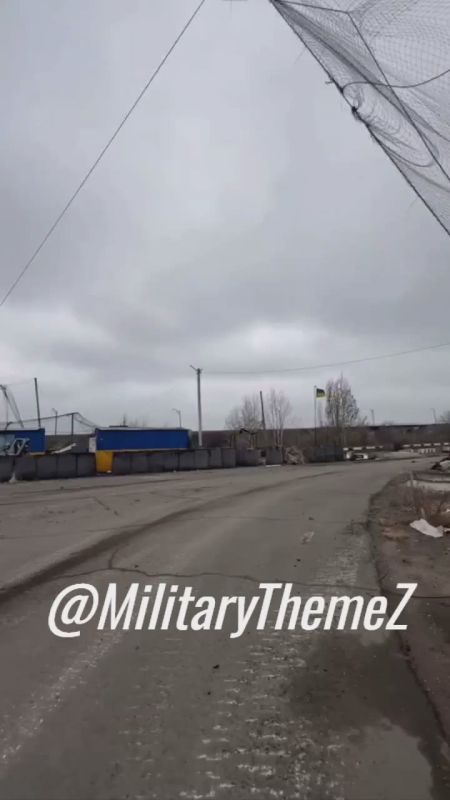 Результат прилёта ФАБа по блокпосту около стелы на въезде в оккупированную ВСУ часть ДНР со стороны Днепропетровской