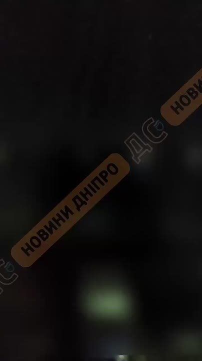 Эмоциональные комментарии от автора видео во время ночной атаки российских ударных дронов по Днепропетровской области