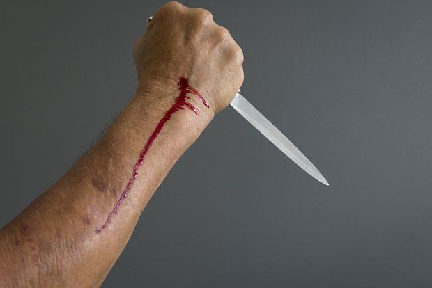 В Днепропетровской области учительница бросилась с ножом на коллегу из ревности