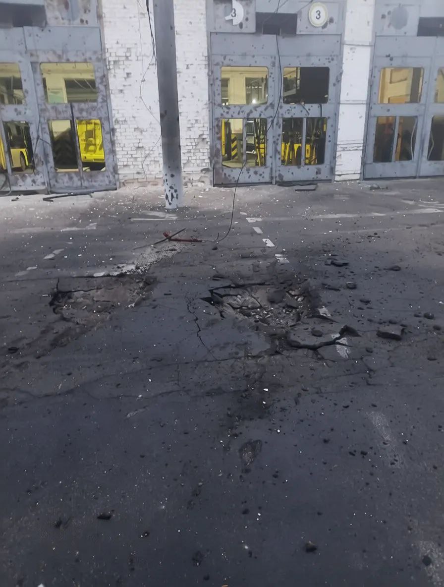 Херсон. Логистика.. Транспорт двойного назначения. Вчера артиллерия 18 ОА ГВ "Днепр" нанесла комбинированный удар по местам скопления техники на правом берегу. Один из ударов пришёлся на троллейбусное депо. По кадрам...