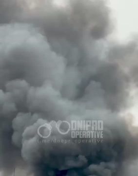 Огромный столп дыма образовался в Днепропетровске в результате удара ВС РФ