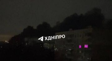 Днепропетровск. Сильный пожар после ударов ракетами и дронами предположительно по объекту энергетики