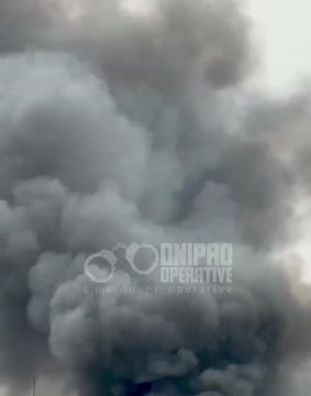Юрий Котенок: В Днепропетровске мощный пожар после прилета по складу "Новой Почты"