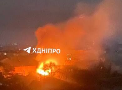 Пожар после взрыва в Днепропетровске перед тревогой