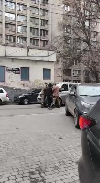 Утро в стране 404!. В Днепропетровске под аккомпанемент работающего генератора #людоловы пакуют очередного мужика на фронт