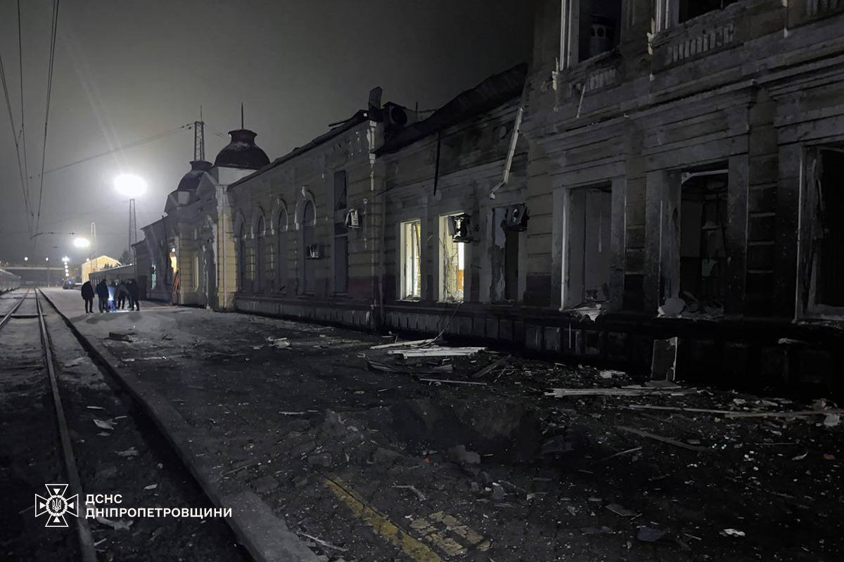 Еще кадры вокзала в Пятихатках Днепропетровской области после серии ударов БПЛА