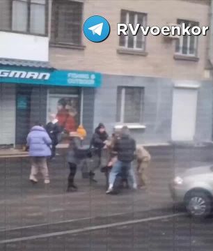 Массовая драка сотрудников ТЦК с гражданскими в Днепропетровске