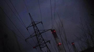 В Днепропетровске жители напали на электриков, которые отключали им свет