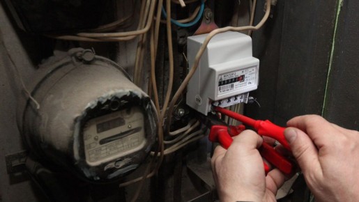 В Днепропетровске люди напали на бригаду энергетиков, пытавшихся отключить им электричество