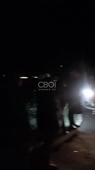 В Кривом Роге жители заблокировали автомобиль ДТЭК в знак протеста против отсутствия света и отсутствия реакции компании на проблемы с электричеством в одном микрорайоне, где света нет даже тогда, когла в остальных домах он...