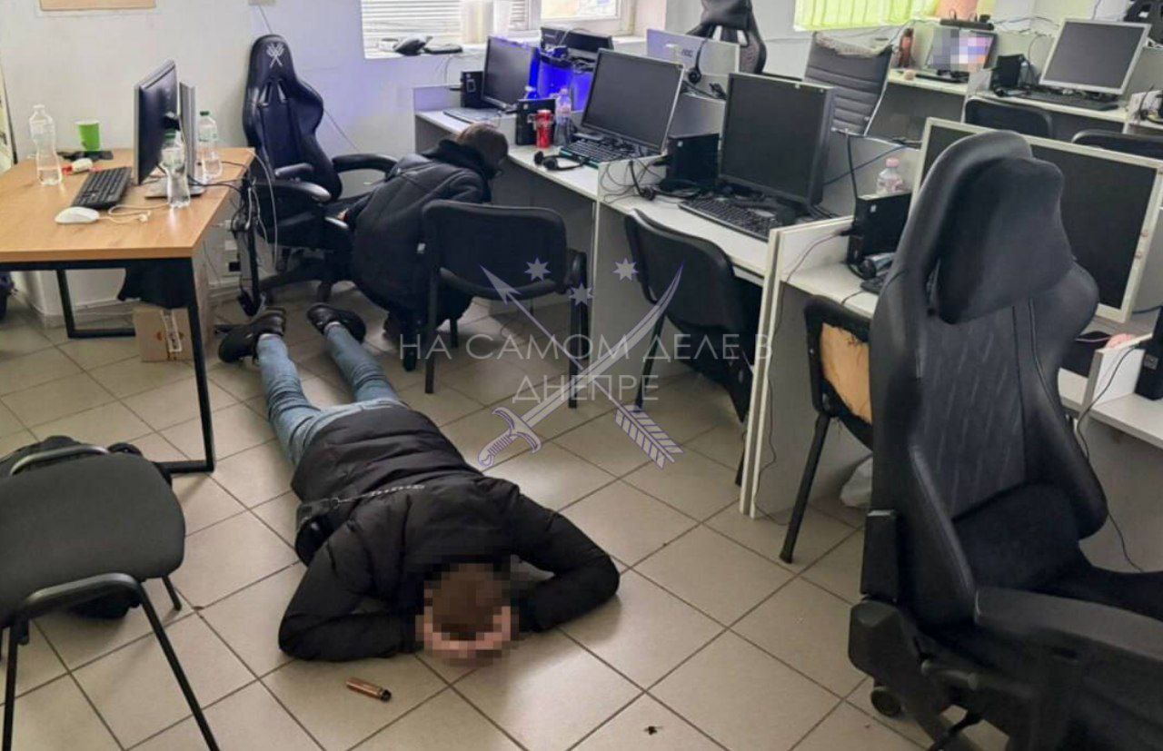 В Днепропетровске накрыли машеннический колл-центр, где выманивали деньги у людей, прикрываясь "безопасностью" их банковских карт