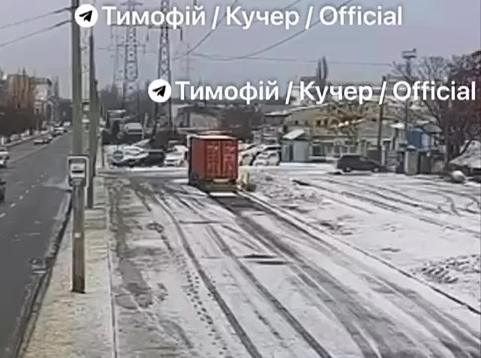 Очередной случай столкновения "Герани" с проводами, на этот раз в Днепропетровске