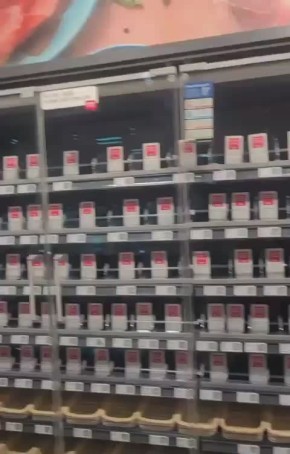 В Берлине, Германия, в магазинах пустые полки из-за перебоев с электричеством