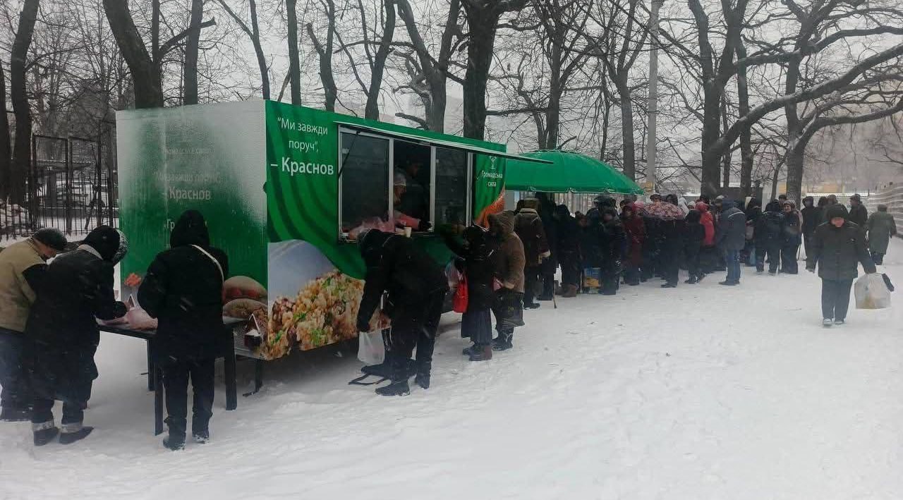 В Днепропетровске жители левого берега массово обращаются в больницы с жалобами на отравление после горячих обедов на улицах