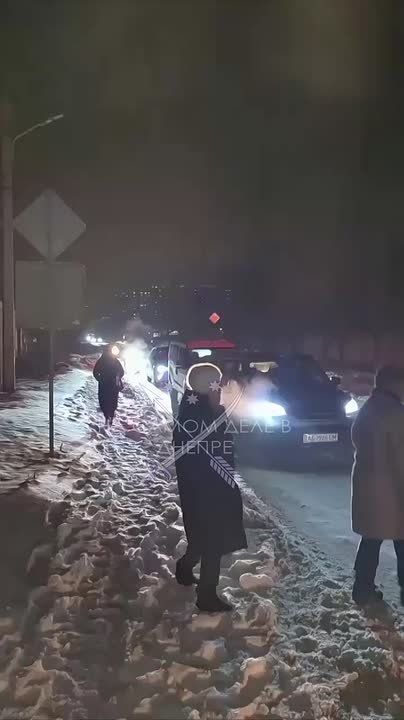 В Днепропетровске из-за долгого отсутствия света жители перекрывают дороги, а в Киеве огромные очереди к автобусным остановкам (по той же причине не ходят трамваи и троллейбусы)