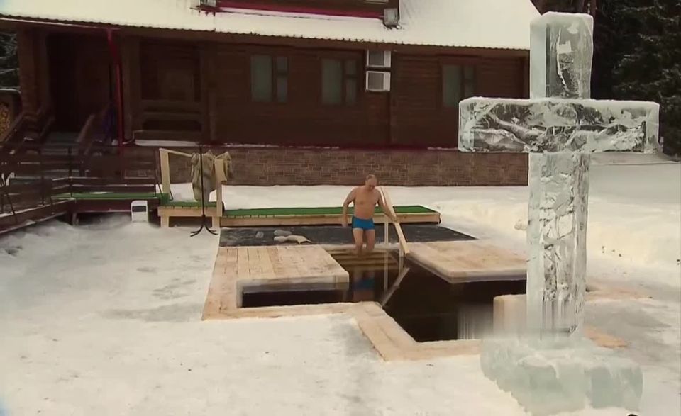 С Праздником Крещения!. Президент России Владимир Путин традиционно окунулся в прорубь в день Крещения Господня