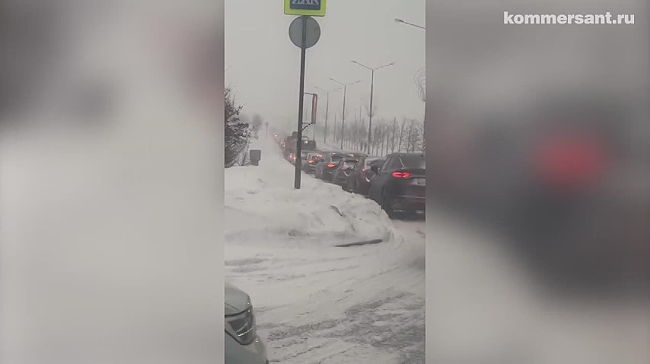 Аномальные снегопады, порывы ветра до 17 м в секунду, 9-балльные пробки, десятки отмененных рейсов, повышенные цены на такси — все это последствия южного циклона «Валли», накрывшего московский регион 19 февраля