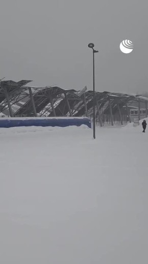 Из-за метели в Москве рухнул навес над катком