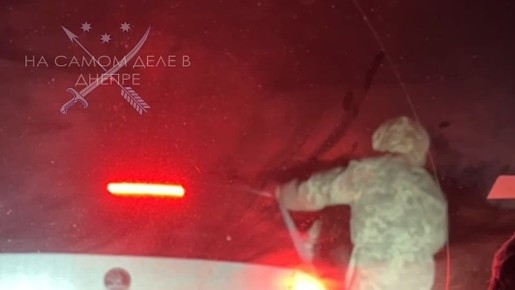 Остудили пыл военкомов. Шакалы Зеленского пытались вытащить пассажира автомобиля, но тот не растерялся — и распылил огнетушитель в лицо ТЦКшнику