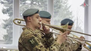 Минобороны России: В преддверии Дня защитника Отечества военнослужащие группировки «Днепр» провели урок мужества, выставку вооружения и праздничный концерт для школьников в Херсонской области