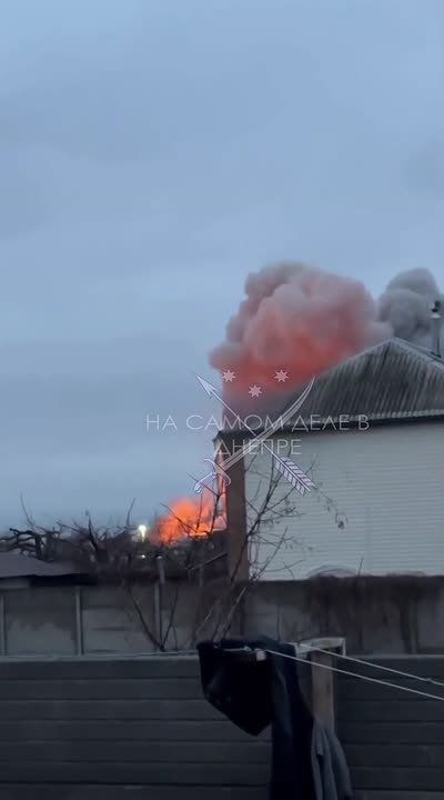 Серия взрывов прозвучала в Подгородном! На видео можно заметить последующую детонацию, которая бывает при взрывах боекомплектов. После начался сильный пожар