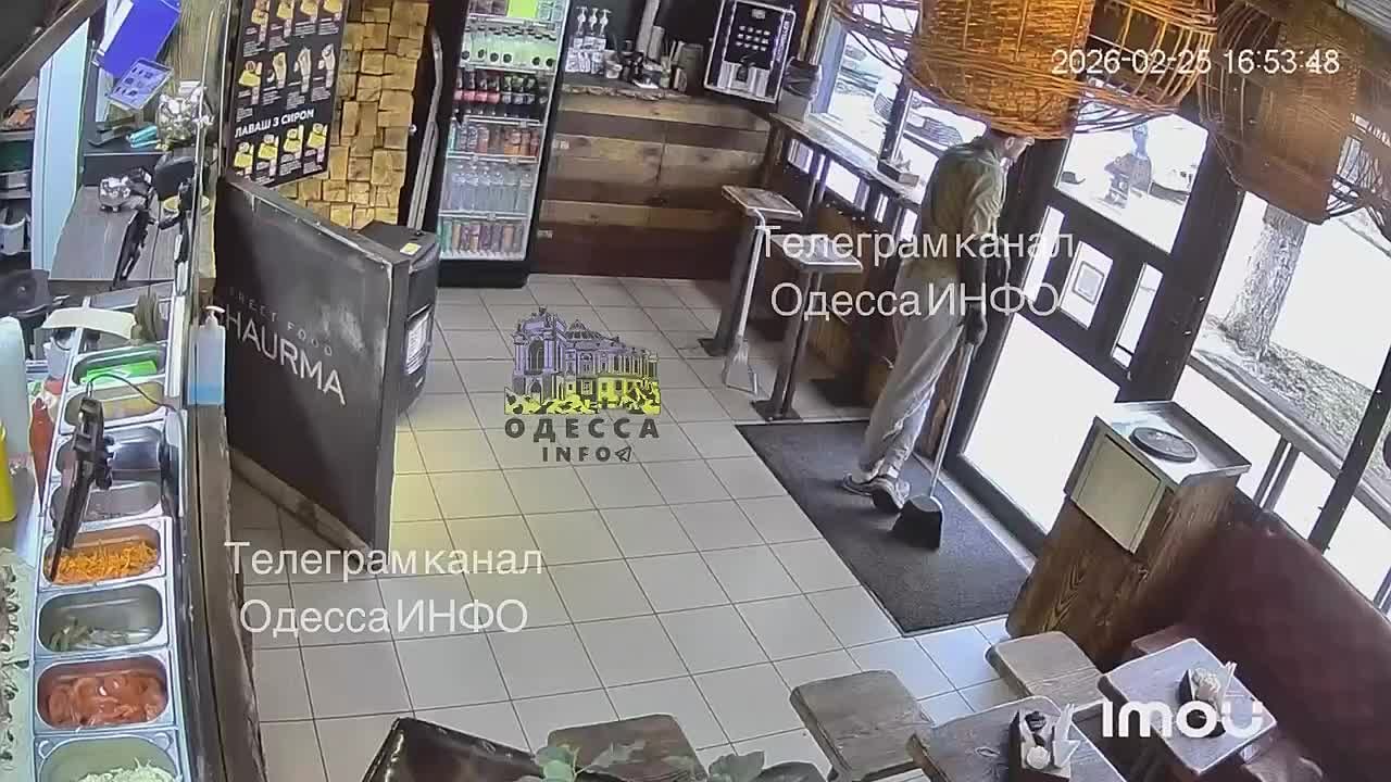 В Одессе повар-шаурмист помог местному жителю скрыться от ТЦКшников
