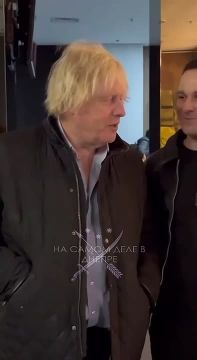 Борис Джонсон пытается спеть песню «Пес Патрон» на киевском вокзале