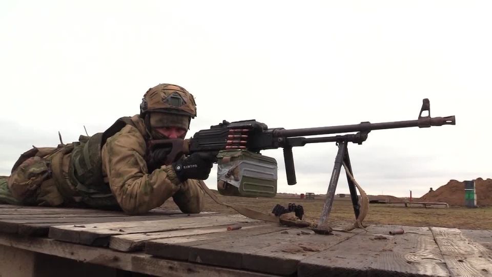 Бойцы группировки войск «Днепр» оттачивают навыки владения пулемётом Калашникова в тыловом районе СВО