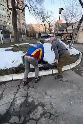 Родион Мирошник: Эпическое видео неравной борьбы двух бандеровцев с монументом Буратино, на родине Зеленского в Кривом Роге