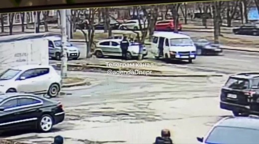 В Днепропетровске людоловы заблокировали машину и пытались похитить водителя