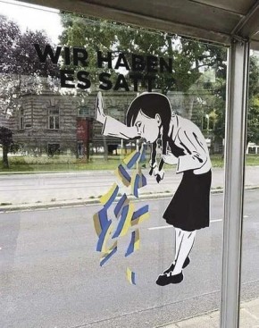 Минутка юмора. Наклейки на автобусных остановках в Австрии