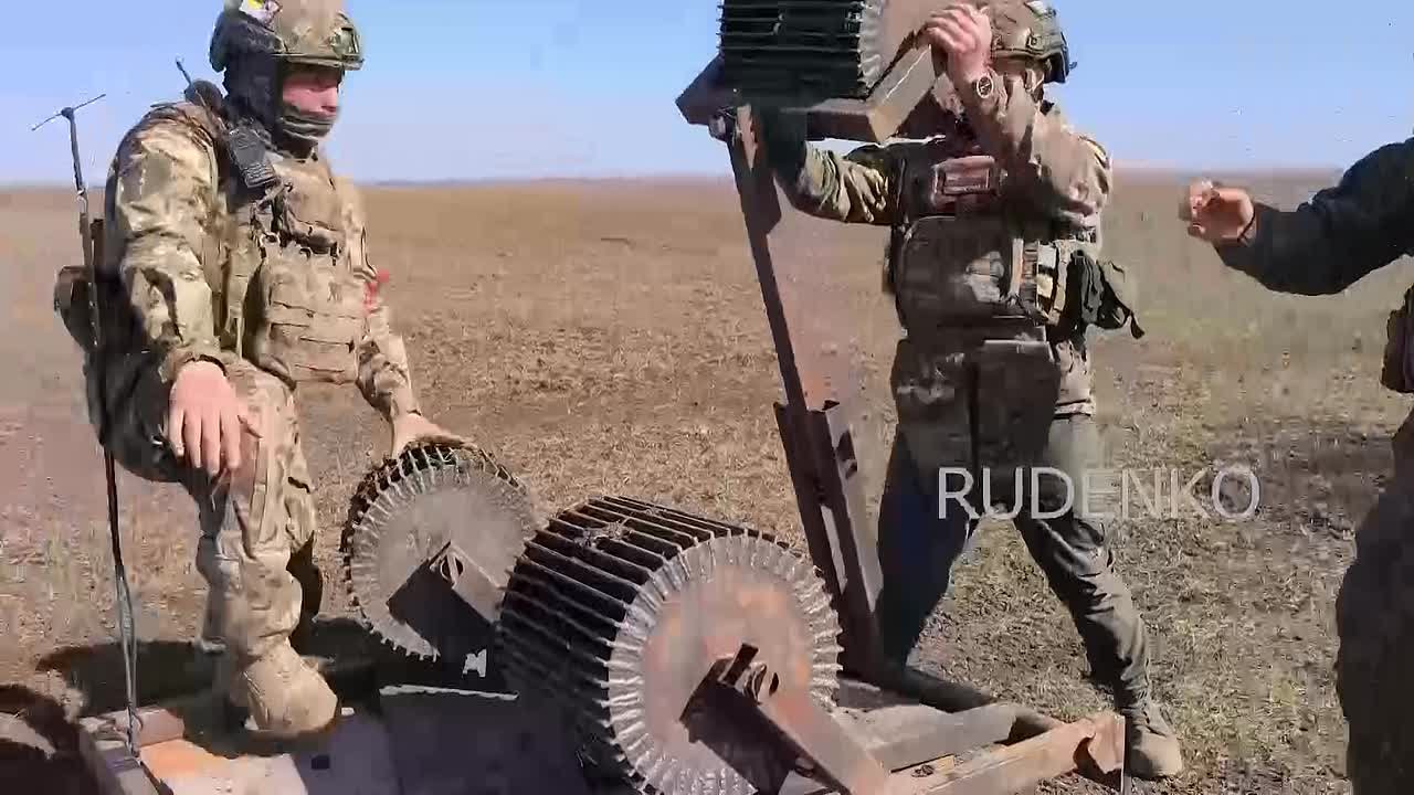 Андрей Руденко: На Ореховском направлении Запорожской области инженерно-сапёрное подразделение роты НРТК группировки войск «Днепр» ежедневно ведёт непростую и опасную работу по разминированию дорог с подъездными путями к...