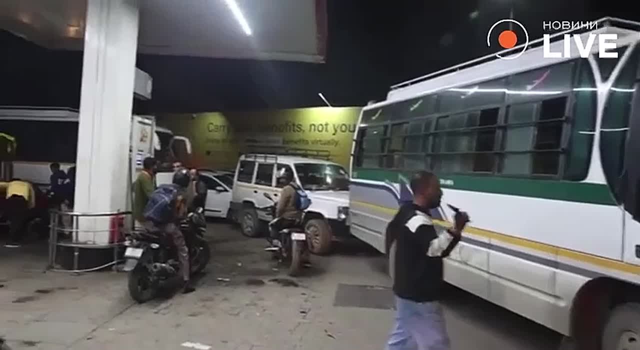 По всему миру наблюдается нехватка горючего, что вызывает ажиотаж среди населения