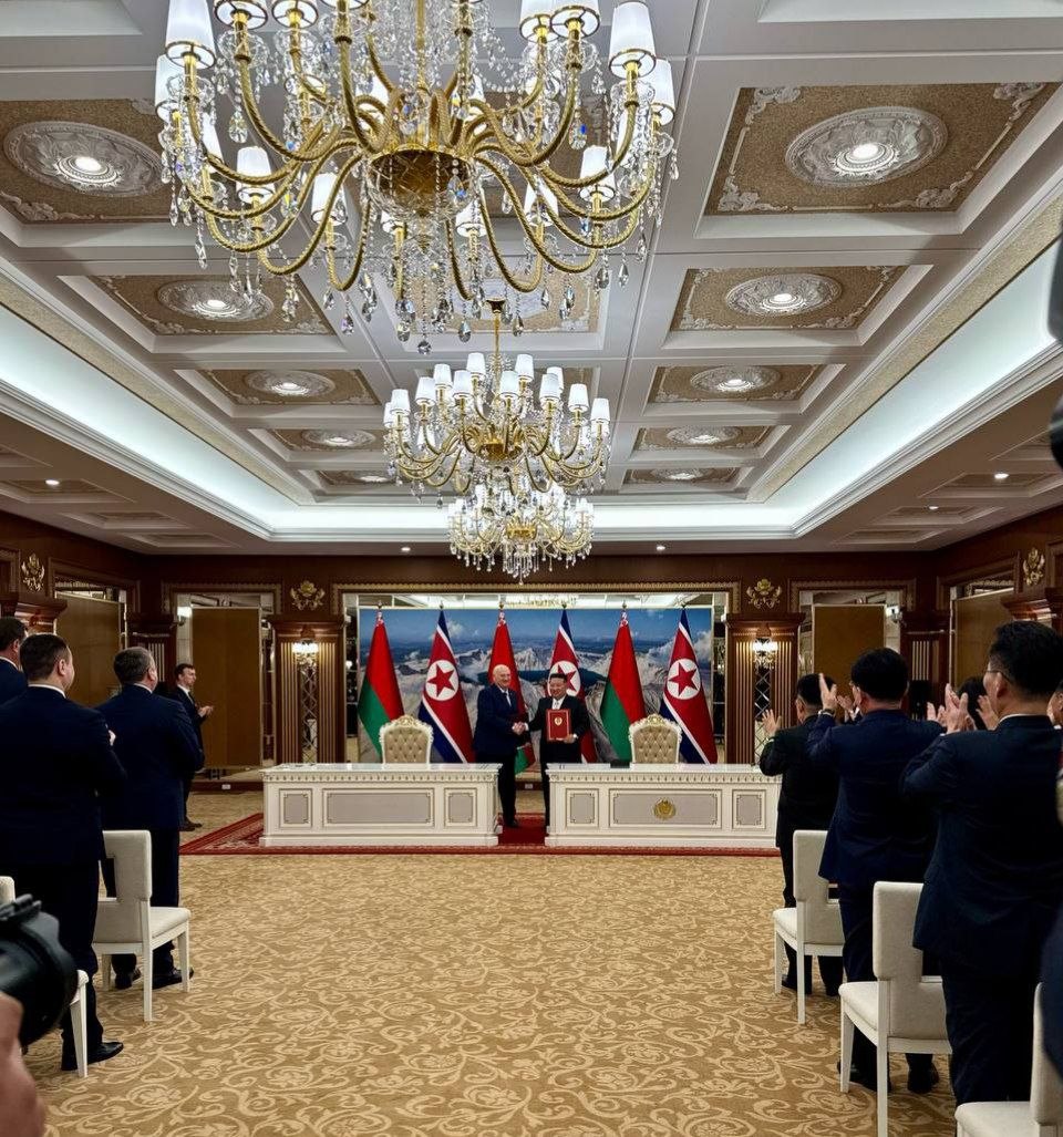 Историческое событие! Лидеры Белоруссии и КНДР, Александр Лукашенко и Ким Чен Ын, заключили соглашение, которое получило название Договор о дружбе и сотрудничестве