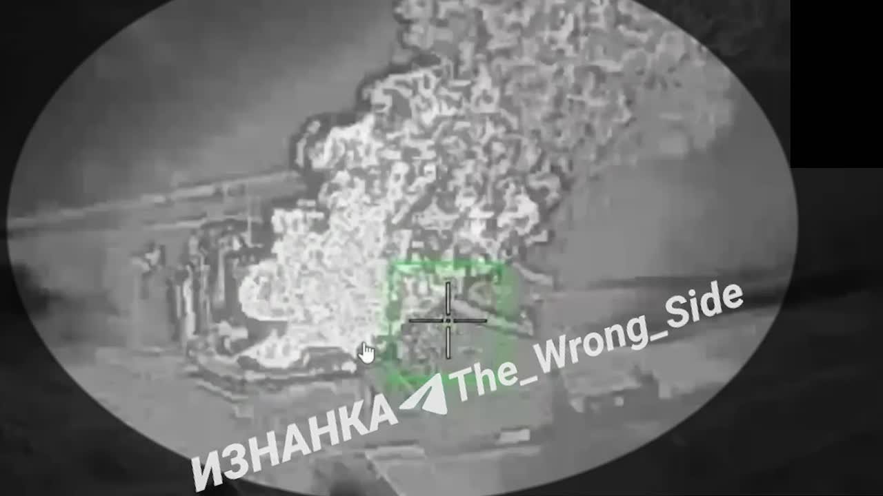 На кадрах поражение хранилища ГСМ ВСУ "Геранью" в районе г. Днепр