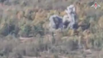 Минобороны России: 00:00 Артиллеристы группировки «Запад» накрыли огнем из гаубицы «Гиацинт-Б» пункт управления вражескими беспилотниками на Краснолиманском направлении